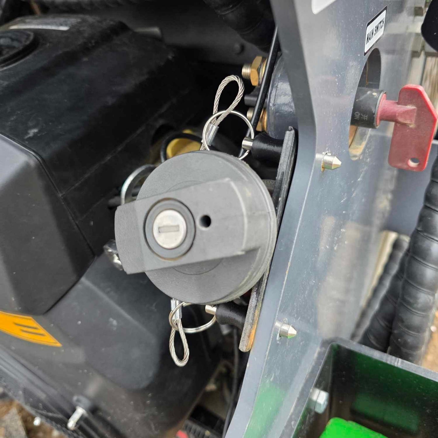 AGT KTT/KRT 23 Fuel Filler Neck Quick Release Pins